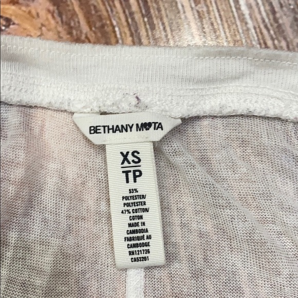 🌵3/$20• White Soft Tee Shirt With Design - Picture 3 of 3